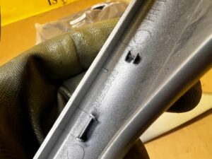 OSŁONA ZAŚLEPKA RELINGU DACHOWEGO PRZÓD LEWY NISSAN X-TRAIL III T32