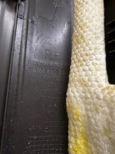 PLASTIK OSŁONA LISTWA PROGU SŁUPKA A PRZÓD PRAWY MERCEDES GLS X166 BRĄZ