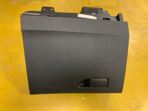 SCHOWEK KONSOLI DESKI PASAŻERA PEUGEOT 3008 II P84