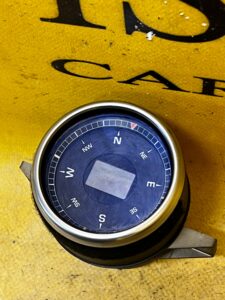 KOMPAS DESKI KONSOLI PORSCHE CAYENNE II 7P5 LIFT 92A