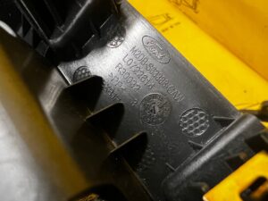 OSŁONA ZAŚLEPKA SZYNY PROWADNICY FOTELA TYŁ 2 RZĘDU FORD BRONCO 21-