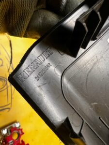 OSŁONA BEZPIECZNIKÓW DESKI RENAULT MEGANE IV