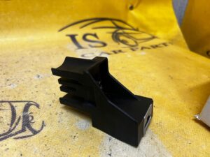 WSPORNIK ELEMENT USTALACJĄCY MOCUJĄCY KONSOLI ŚRODKOWEJ SKODA SCALA