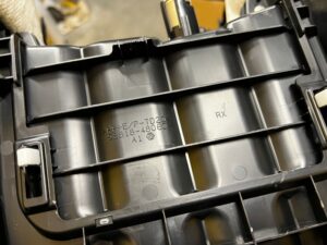 OSŁONA OBUDOWA TUNELU ŚRODKOWEGO LEXUS RX 450H III 3 AL10