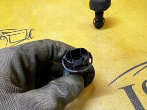 2 X ODBÓJ MASKI POKRYWY SILNIKA FORD EXPLORER VI MK6