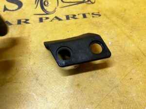 UCHWYT MOCOWANIE WSPORNIK OSŁONY TERMICZNEJ PODWOZIA PORSCHE MACAN 95B