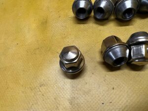 KOMPLET NAKRĘTKI DO KÓŁ KOMPLET 24 SZT FORD BRONCO 21-