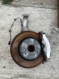 ZWROTNICA ZACISK TARCZA HAMULCOWA PRZÓD LEWY TESLA MODEL 3 PRZEDLIFT RWD