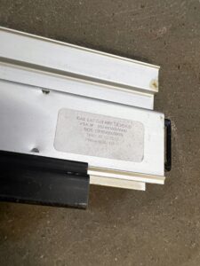 KOMPLET SZYNY PROWADNICE PODŁOGI BAGAŻNIKA PEUGEOT 508 I KOMBI SW