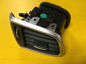 KRATKA NAWIEWU KIEROWCY LEWA DESKI INFINITI Q30 EU