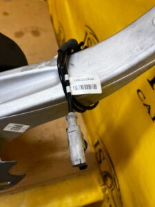 ZWROTNICA PIASTA CZUJNIK ABS PRZÓD LEWY LAND ROVER DEFENDER II L663