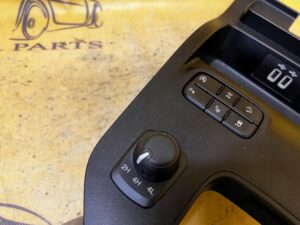 PANEL RAMKA BIEGÓW TUNEL PRZEŁĄCZNIKI NAPĘDU TOYOTA HILUX VIII 8 AUTOMAT