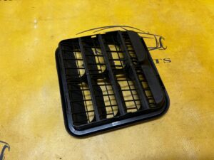 KRATKA WENTYLACYJNA DEKOMPRESYJNA TYŁ PORSCHE CAYENNE COUPE 9Y 9Y3