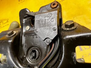 ZAMEK SIŁOWNIK RYGIEL KLAPY BAGAŻNIKA CHEVROLET CORVETTE CABRIO C5 97-04