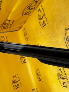 LISTWA OKIENNA SZYBOWA ZGARNIAJĄCA DRZWI TYŁ LEWY MERCEDES C-KLASA W206