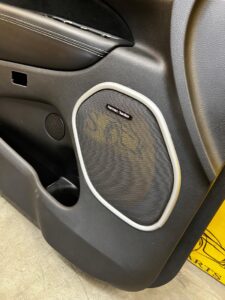 TAPICERKA BOCZEK DRZWI PRZÓD LEWY JEEP GRAND CHEROKEE WK2 HARMAN/HARDON