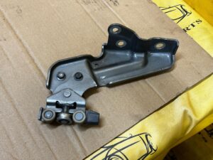 ROLKA PROWADNICA DRZWI PRZESUWNYCH DOLNA TYŁ PRAWY NISSAN E-NV200 NV200