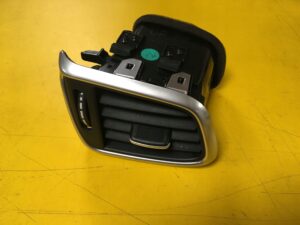 KRATKA NAWIEWU KIEROWCY LEWA DESKI INFINITI Q30 EU