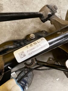 ZWROTNICA TYŁ KOMPLETNA ZACISK PRAWA TESLA MODEL 3 2WD