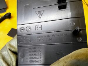 OSŁONA MASKOWNICA SŁUPKA D PASA BEZPIECZEŃSTWA TYŁ PRAWY PORSCHE MACAN 95B