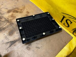 OSŁONA ZAŚLEPKA GŁOŚNIKA PÓŁKI TYŁ INFINITI Q70 M35h M37 M56