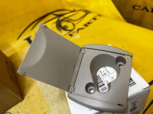 OSŁONA ZAŚLEPKA PODSUFITKI MOCOWANIE ROLETY TYŁ PRAWA BMW F11 NOWA OEM