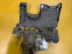 OSŁONA DESKI KONSOLI POD KIEROWNICĘ AUDI Q7 4M 24A