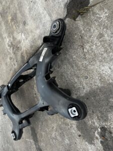 WÓZEK ZAWIESZENIE BELKA SANKI KOŁYSKA TYŁ MERCEDES C-KLASA W206 2WD RWD