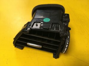 KRATKA NAWIEWU PASAŻERA DESKI INFINITI Q30 EUROPA