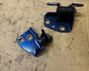 KPL ZAWIASY DRZWI PRZÓD LEWY FORD BRONCO 21- VELOCITY BLUE PEARL METALIC