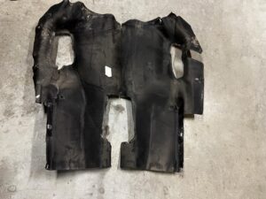 PŁYTA OSŁONA TERMICZNA WYGŁUSZENIE TUNELU ŚRODKOWEGO PORSCHE MACAN 95B