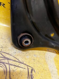 WAHACZ PRZÓD PRZEDNI PRAWY NISSAN E-NV200 EVALIA