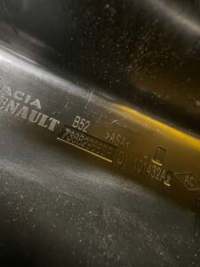 OSŁONA ZAŚLEPKA RELINGU DACHOWEGO PRZÓD PRAWY DACIA SANDERO II STEPWAY