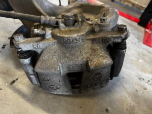 PRAWA ZWROTNICA MCPHERSON AMORTYZATOR NOGA RENAULT TALISMAN 1.5 DCI