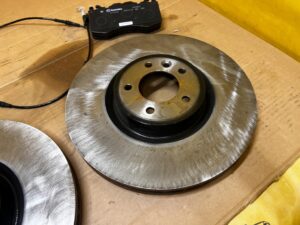 KOMPLET TARCZE KLOCKI HAMULCOWE PRZÓD BREMBO LAND ROVER DISCOVERY V L462