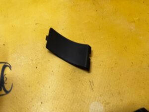 ZAŚLEPKA OSŁONA KLAMKI WEWNĘTRZNEJ TYŁ LEWY LAND ROVER DISCOVERY 5 V L462