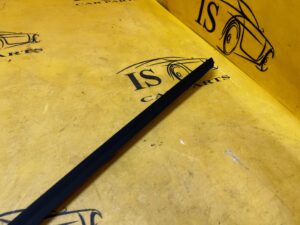 USZCZELKA LISTWA SZYBY CZOŁOWEJ PRZÓD LEWY FORD EXPLORER MK6