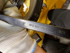 RAMIE WYCIERACZKI PRAWE PORSCHE CAYENNE II 7P5