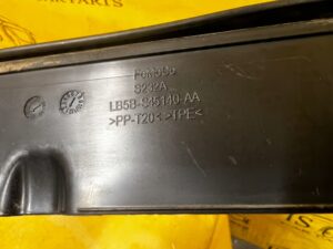 LISTWA OSŁONA BLENDA RYNIENKI ZAWIASU BAGAŻNIKA TYŁ PRAWA FORD EXPLORER MK6