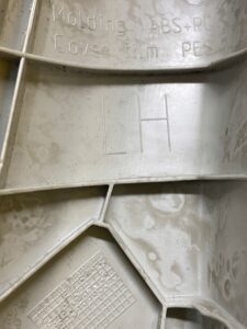 OSŁONA POSZYCIE SŁUPKA LEWY PRZÓD MERCEDES W257