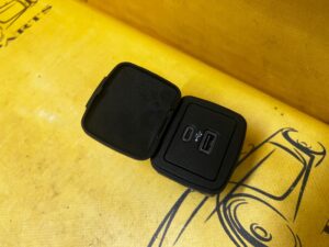 PODWÓJNE GNIAZDO USB PORT ŁADOWARKA FORD BRONCO 21-