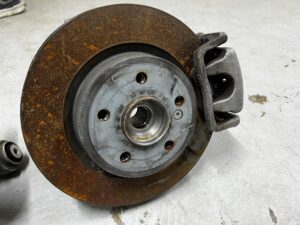 ZWROTNICA PIASTA ZACISK TYLNA TYŁ LEWA LEWY MERCEDES W156 4MATIC Q30