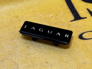 ZNACZEK EMBLEMAT DESKI KONSOLI JAGUAR XJ X351