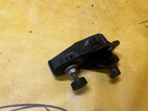 ODBÓJ MOCOWANIE REGULACJA MASKI LEWY LEWA CHEVROLET CORVETTE C5 97-04