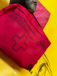 APTECZKA SAMOCHODOWA DUŻA PIERWSZA POMOC BMW NOWA OEM