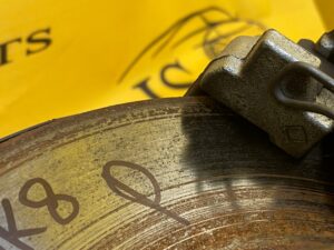 ZWROTNICA PIASTA TARCZ PRAWY PRZÓD FORD FIESTA MK8