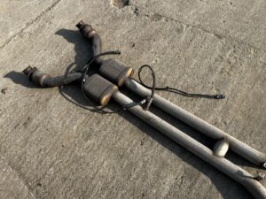 UKŁAD WYDECHOWY WYDECH ŚRODKOWY KATALIZATOR CHEVROLET CORVETTE C5 97-04