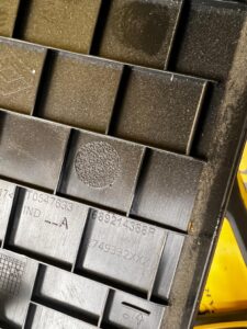 OSŁONA PANEL DESKI KOKPITU LEWA SCHOWEK KIEROWCY DACIA JOGGER SANDERO III