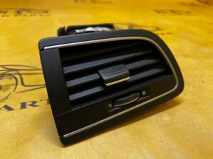 KRATKA NAWIEWU ZEWNETRZNA LEWA DESKI KONSOLI RENAULT KOLEOS II