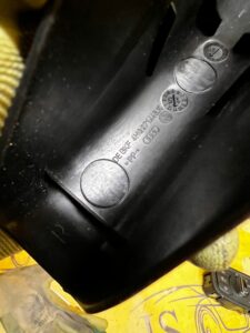 OSŁONA ZAWIASU KLAPY PRAWA AUDI A8 D4